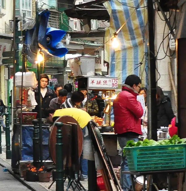 大排檔，想食請排隊。