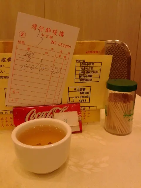 自斟自飲香片茶