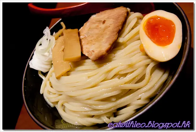 碱水拉麵確彈牙,叉燒雞蛋略遜色