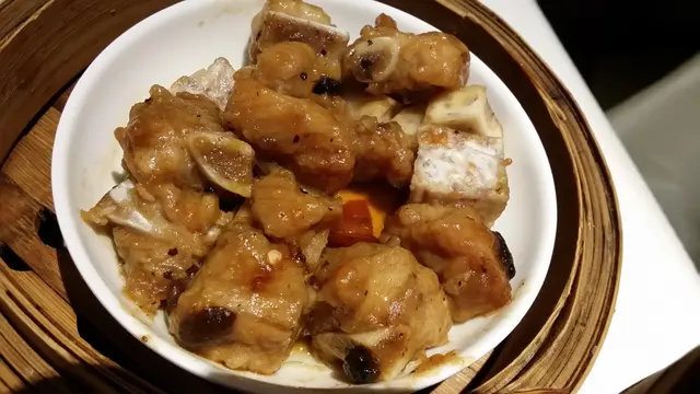 半肥瘦排骨,肉質滑溜。芋頭香熟。