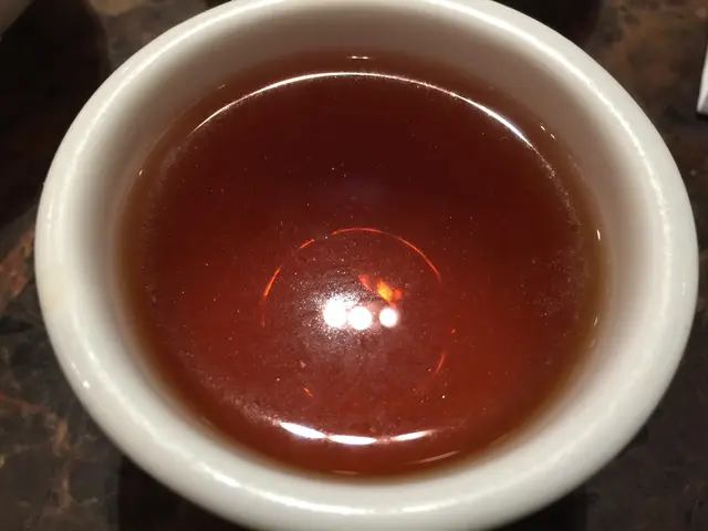 尼杯茶係由岩岩送上既茶壺到出來，估唔到上面咁多油