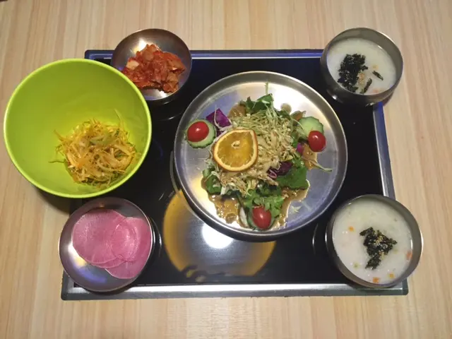 沙律、粥、酸蘿蔔、蔥、泡菜