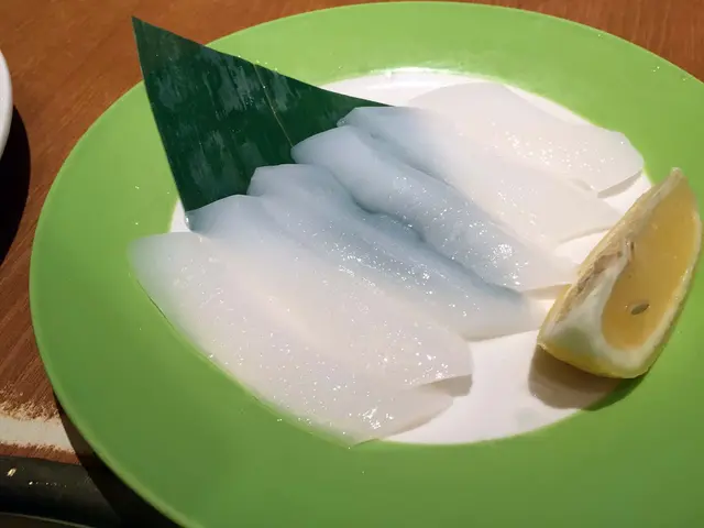 白色半透明，燒烤後濃濃魷魚味，肉身仍帶爽而有小小''簾''口，不錯。