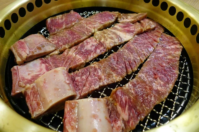 烤牛排骨用上頂級牛肋肉,入口軟腍,牛味濃郁,配烤肉醬來吃十分美味.