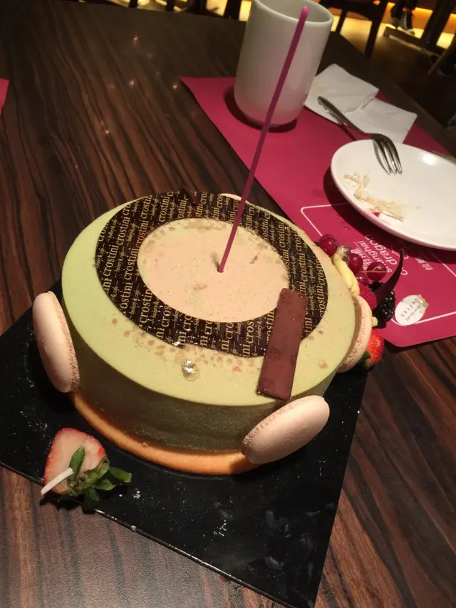 將心比己,人家高高興興來慶祝生日,拖了好一會兒,也端不出人家的生日餅, 一出來便是如此!