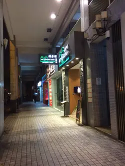 幸好它的招牌突出來，否則也沒留意