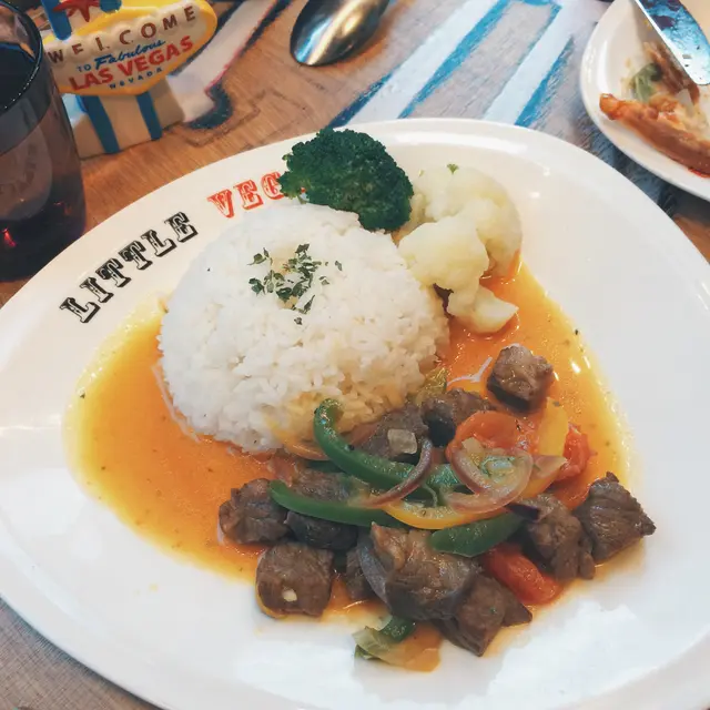 巴黎汁牛柳粒飯