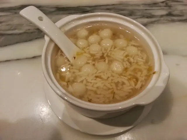 一碗頗滿夠大氣，丸子圓潤均等，酒釀米白透亮，輕喚我唇舌
