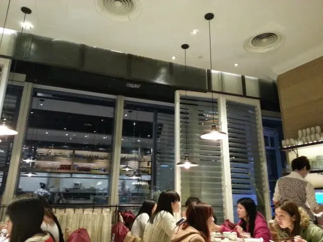 大玻璃採光透光實是不錯