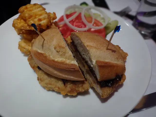 特色蜜餞豬扒脆包($55)