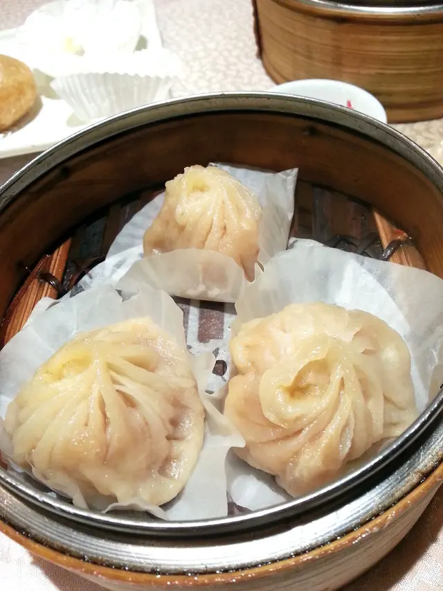 小籠包的皮夠薄，口感帶點靭性，夾起時沒有穿底，肉味濃郁鮮甜，內裡富有大量湯汁。