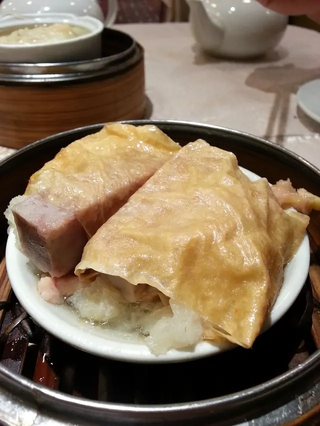 有火腿條、魚肚、雞肉及冬菇，大大件又足料