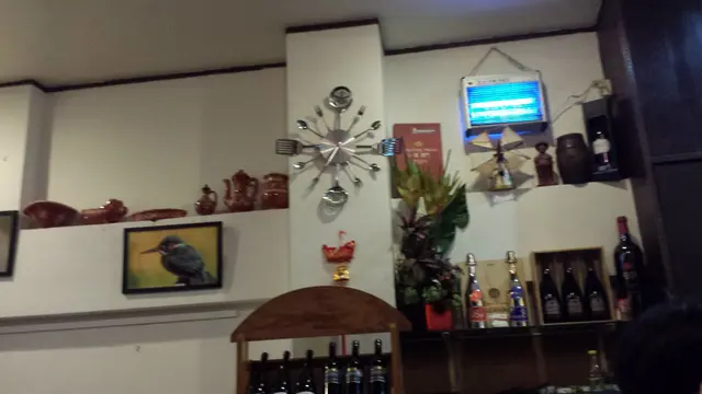 牆上裝飾，可依稀見到米芝蓮宣傳品