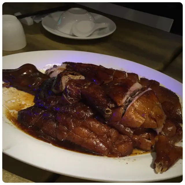 船上沒有廚房，餸菜都是由岸邊店子經小船送過來，最先上桌的，是這大大隻的荔枝柴燒鵝，厚肉又唔肥膩，真的忍不住多吃幾舊...