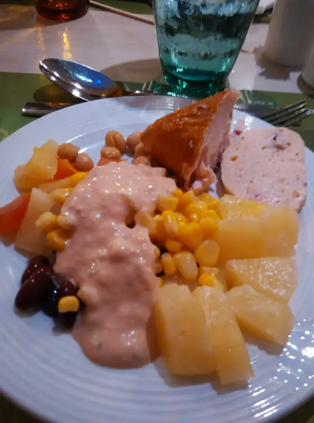 又喺咩都無，只攞得些少粟米同波蘿，菜都無