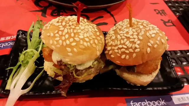 迷你芝麻包夾住熱辣脆口既炸蝦餅、鮮蕃茄、羅馬生菜及芥辣沙律醬，口感美極了！