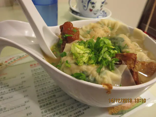 豬軟骨鮮蝦菠菜餃米線