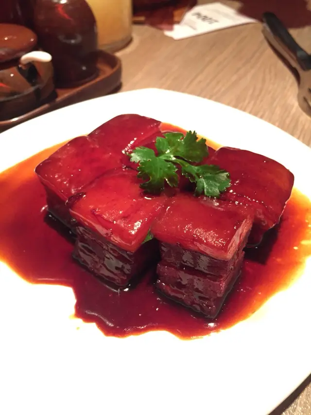 晶瑩剔透令人垂涎欲滴！不過入口完全冇紅燒應有既火喉..好唔入味似煲湯瘦肉另加肥膏