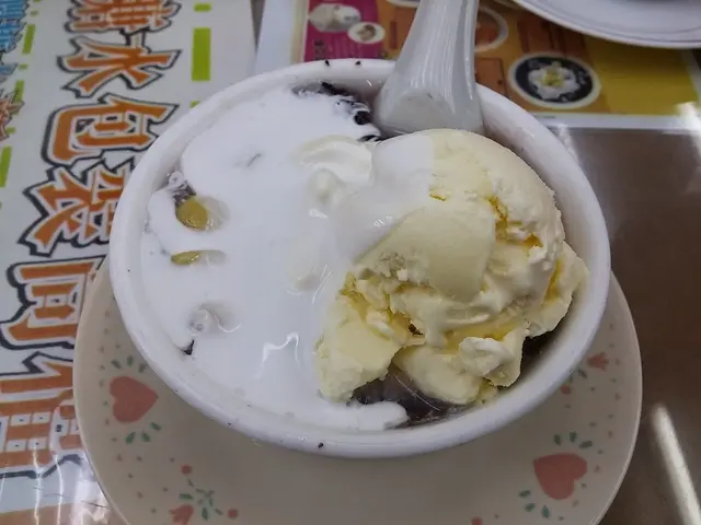 黑糯米配上椰汁是恆常,甜糯順口,只可惜雪糕帶冰又太甜膩了