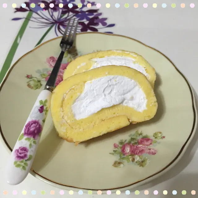 High Tea 時間，當然要把 roll cake 切件，細意品嚐...