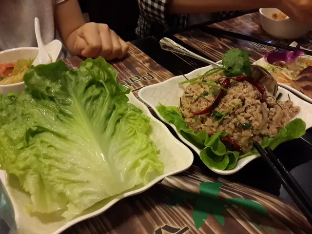 肉碎生菜包，少辣。朋友說很辣，我okay 可以接受。香料味略重。