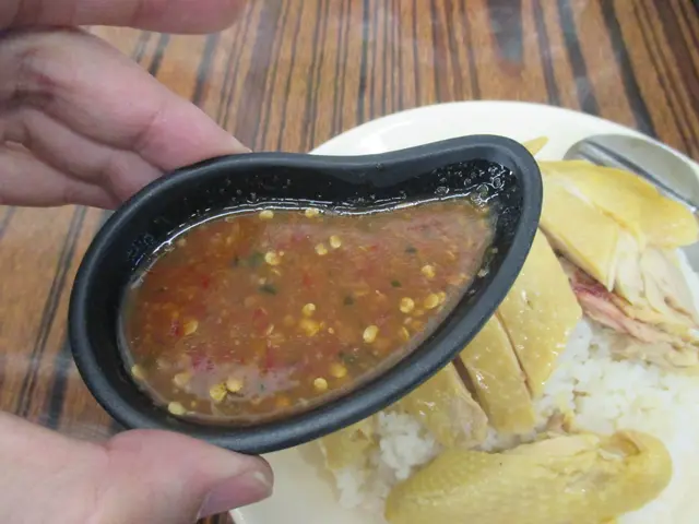 先將碟酸辣汁加入碟海南雞飯。