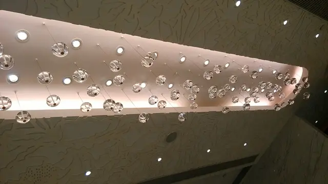 時尚燈飾,光線十足,十分舒適