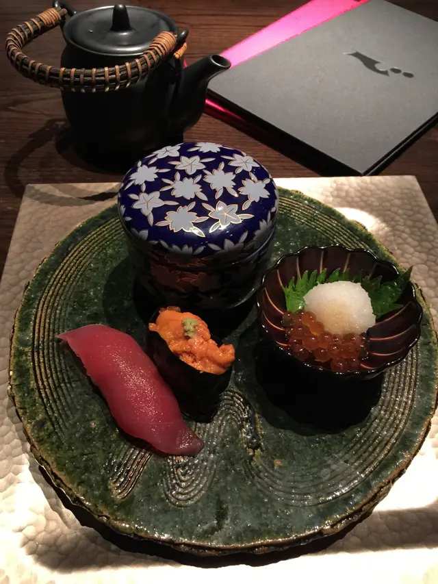 手握壽司2貫、鮮蝦茶碗蒸及三文魚子伴白蘿蔔蓉
