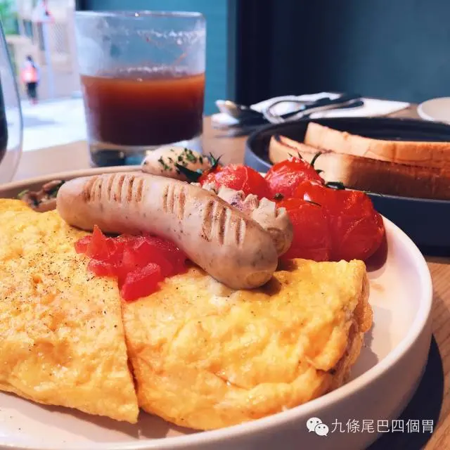 Side: mushrooms, tomato, port sausage, apple baked bacon(extra)