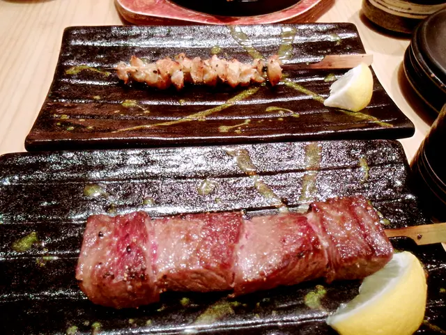 和牛串燒和雞軟骨串燒