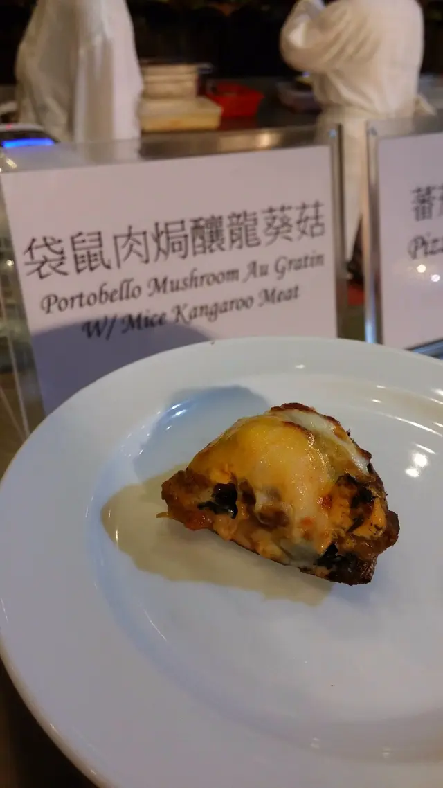 菇菌幫助保留水份，因此袋鼠肉肉香加上芝士鹹郁得以存留