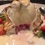 望下入面, CREAM佔面戈層, 入面係CARAMEL ice cream 加sorbet. 之前戈幾味食得好FULL但係如果呢個有得無限REFILL 的話我諗我可以花多幾個鍾慢慢繼續幸福落去