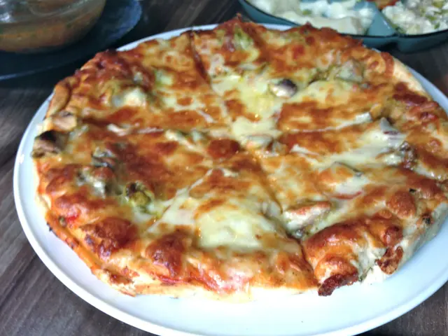 友人居然在中東餐廳點Pizza。但質素絕對不賴。