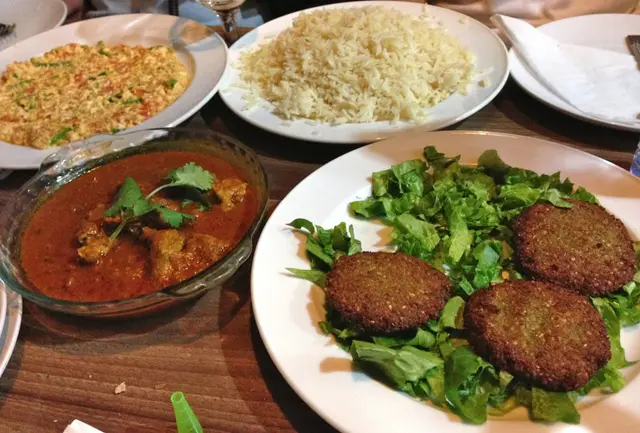 炸鷹嘴豆餅。很傳統的埃及菜式。既香脆,味道因內含的香料變得有層次。 午市埋單每人約$150。服務員很有禮貌。地方一般但食物不錯。不妨一試。