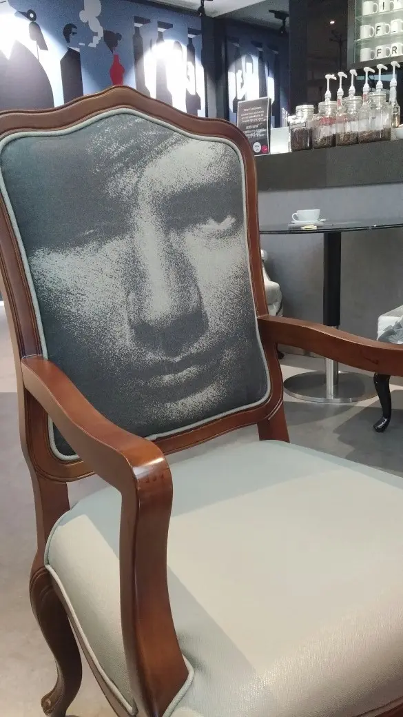 不知是否Beatles 其成成員的肖像?