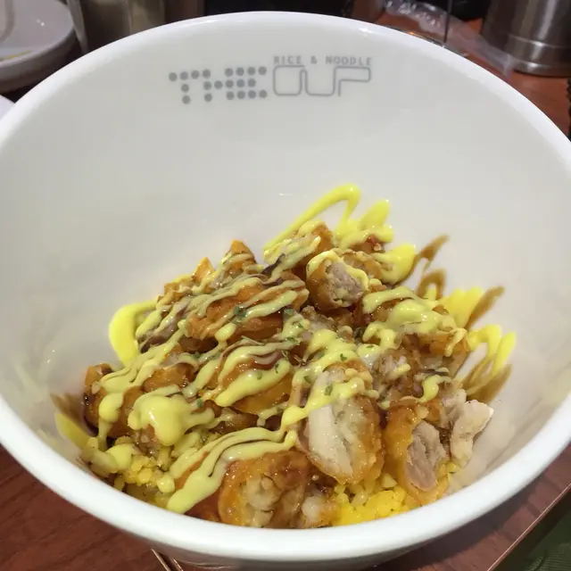 很香蜜糖沙律醬味，雞粒不乾，飯也不是普通白飯，而是調了味，味道很配合balance，可惜份量不多