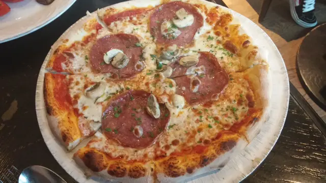 莎樂美腸pizza