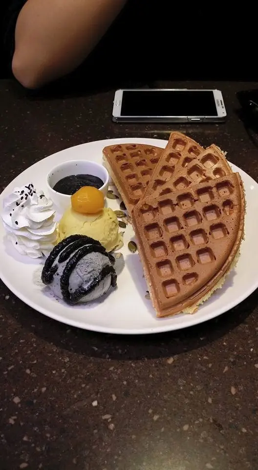 芝麻雪糕其實係普通質素,白色兜裝著的芝麻醬我反而喜歡,而栗子加栗子蓉更是點綴,鬆餅口感好FULL,鬆脆,內裡豐滿,唔似出面0的鬆餅好似食空氣咁,所以依個一定要SHARE食,一個人係食唔哂XD