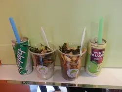 韓式炸醤烏冬(左)，韓式冷脆辣麵