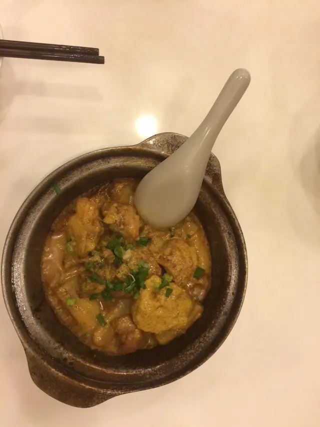 扣牌菜,咖哩辣度適中,惟獨雞肉嫩度不足。