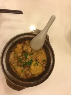 扣牌菜，咖哩辣度適中，惟獨雞肉嫩度不足。
