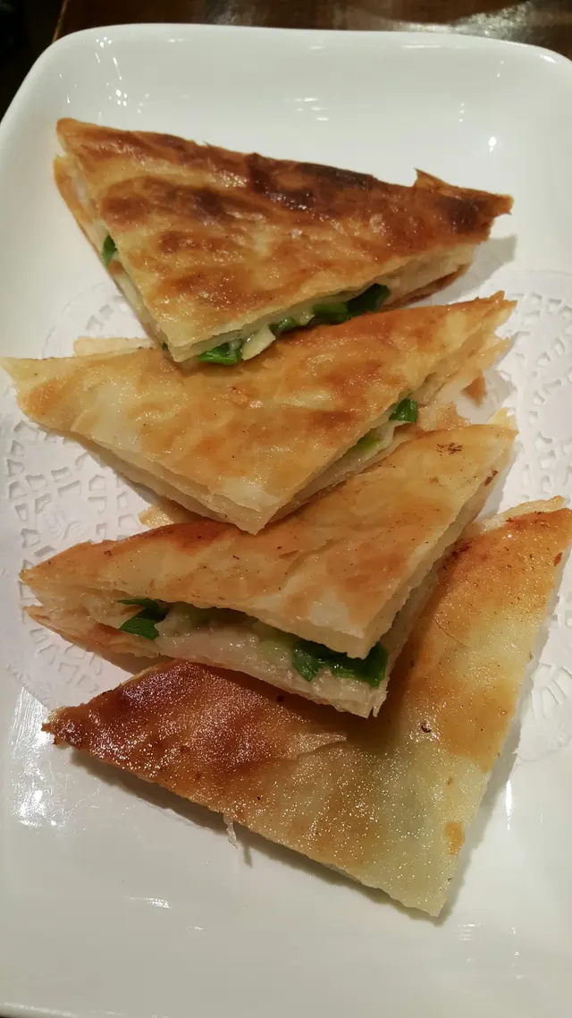 八個字：蔥香流汁餅薄鬆脆。