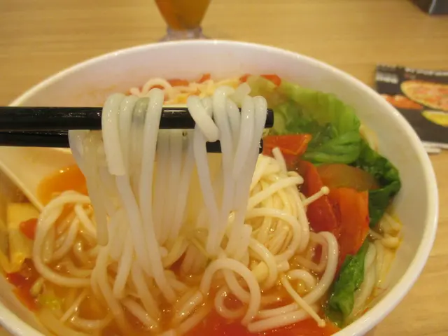 個米線賣相好得。加上個湯底好甜。金菇同唐生菜好爽口。米線好彈牙。