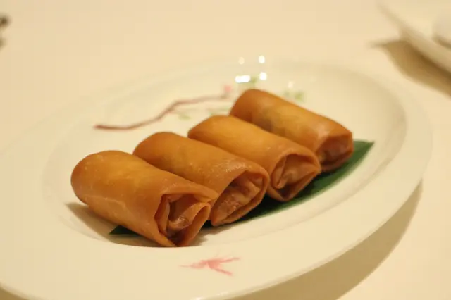 京葱火鴨絲春卷 (Crispy Spring Rolls with Shredded Roasted Duck and Leeks)