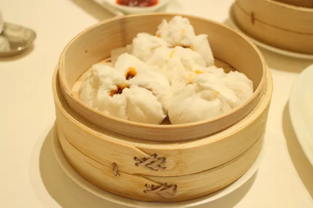 蜜汁叉燒包 (Steamed Barbecued Pork Buns)