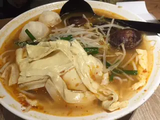 酸辣湯、花枝丸、冬菇、腐竹,味道OK