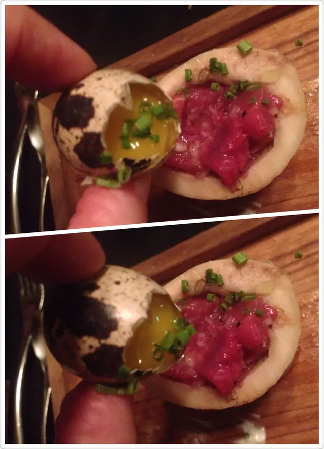 把蛋黃倒在牛肉上增添香滑