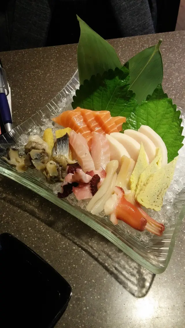 中規中矩，必定要排個次序的話，大概是榮螺片第一，劍魚腩最後