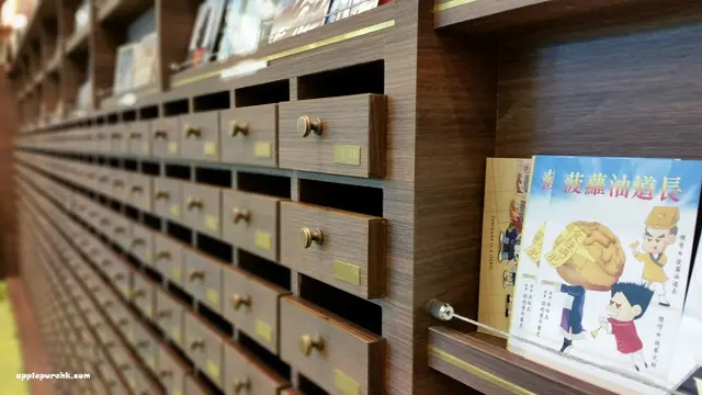 一面牆身以百子櫃設計,一物兩用頗有心思