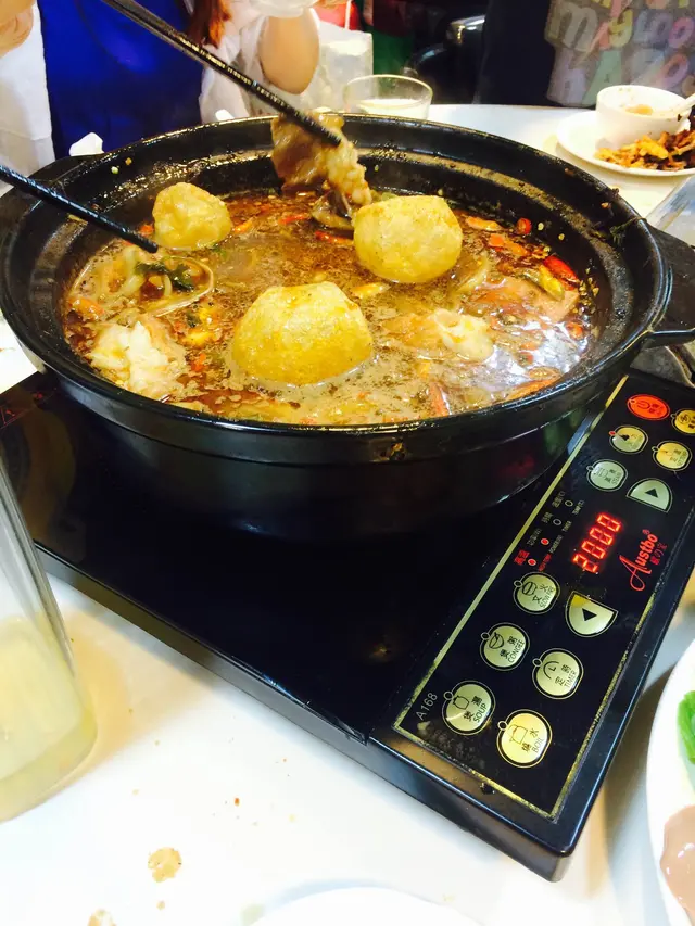 雞煲重麻味但唔夠辣 而且料都黎得幾足 可惜個湯唔夠濃